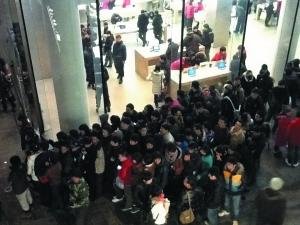 iPhone4S今起发售 “果粉”冒严寒排队15小时