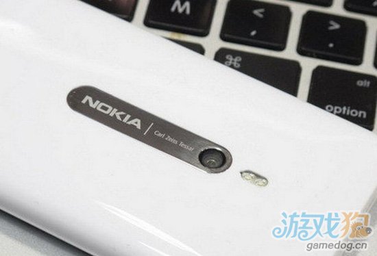 业内新闻:白色港版诺基亚Lumia800多图欣赏