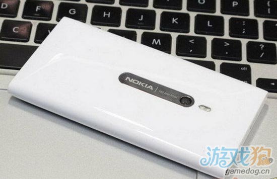 业内新闻:白色港版诺基亚lumia800多图欣赏_w