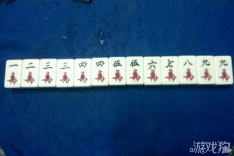 其实麻将说简单也简单,就是把牌凑成四组和两个对子,那么这个时候就