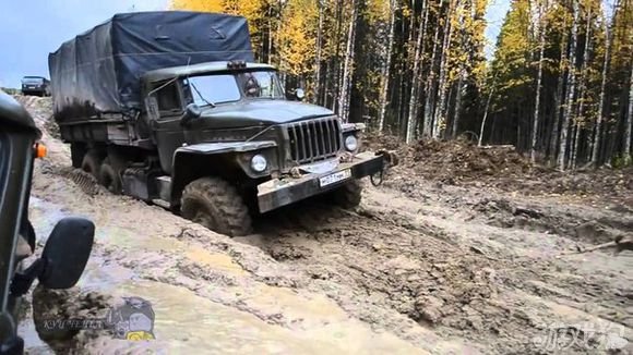 旋转轮胎现实版运木头与履带式车辆