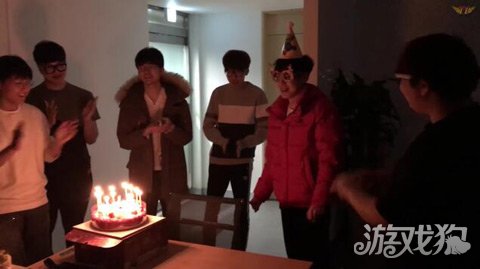 SKT元老力宏教练31岁生日 队员齐来庆生