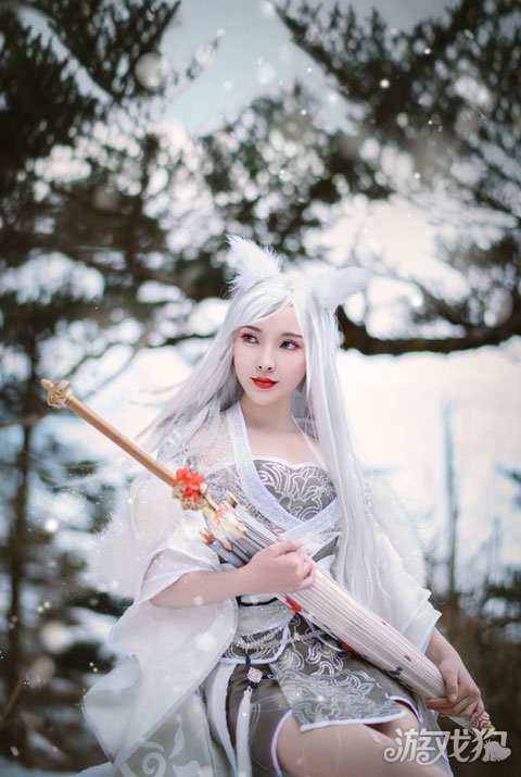王独孤cos,白发及腰女神一览,一座白雪飘飘的雪上,一只美如天仙的白狐