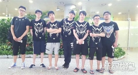 剑指ti7冠军 中国dota2战队西雅图出征照